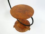 une petite table en bois sur laquelle repose un support en métal