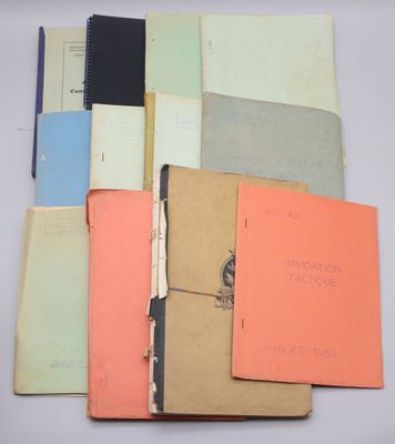 un assortiment de livres et de cahiers posés sur une table