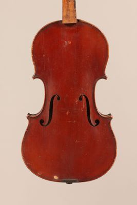 un vieux violon accroché au fond d'un mur blanc