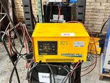 une machine jaune posée sur un chariot
