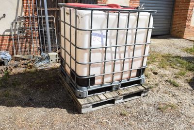 a large container sitting on top of a pallet