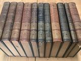 Plusieurs vieux livres sont empilés les uns sur les autres sur une table en bois