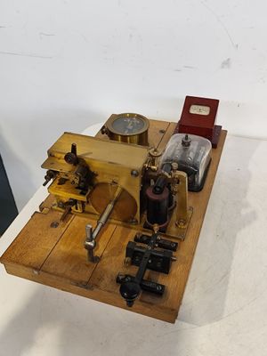 une petite machine posée sur une table