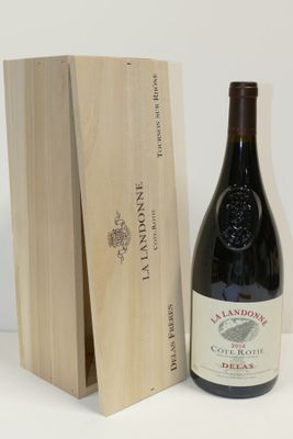 une bouteille de vin à côté d'une caisse en bois