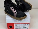 une paire de chaussures qui se trouve sur le dessus d'une boîte