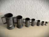 de nombreux types de tasses à café alignées sur une table