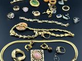 une collection de bijoux comprenant des bagues, des bracelets, des bagues et des bagues