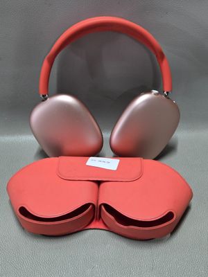 une image représentant un casque audio posé sur un étui