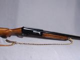 Le fusil est posé sur la table, avec une chaîne autour.