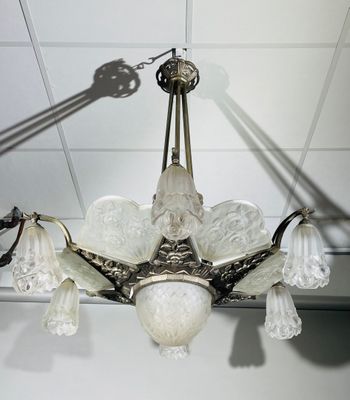 un lustre suspendu au plafond d'une pièce