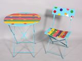 deux chaises et une table avec un motif à pois