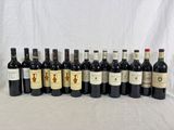 plusieurs bouteilles de vin sont alignées sur une table