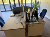 un bureau sur lequel se trouvent deux ordinateurs et un écran