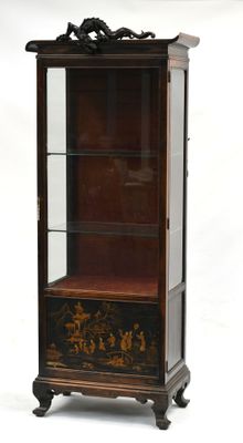 une vitrine avec une porte en verre et une étagère en bois