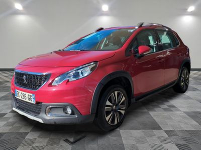 une voiture rouge est garée dans une pièce au sol en damier