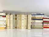 un grand nombre de livres empilés les uns sur les autres