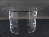 une table en verre avec un plateau en verre posée sur un piètement noir