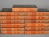 plusieurs vieux livres empilés sur une table