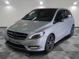 la classe b de la mercedes est garée sur un sol en damier