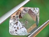 un diamant maintenu par une pince