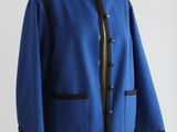 un gros plan d'une veste bleue posée sur un mannequin