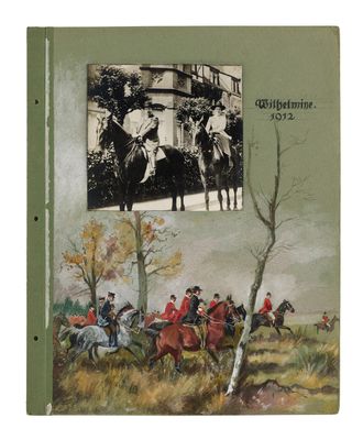 un vieux livre sur lequel figure une illustration représentant un groupe de personnes à cheval