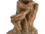statue représentant un couple s'étreignant sur une souche d'arbre