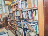 de nombreux livres qui se trouvent sur les étagères de la pièce