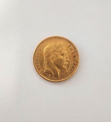 gros plan d'une pièce d'or sur une surface blanche