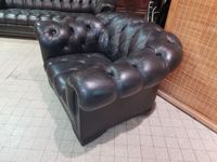 Mobilier de salon type "Chesterfield" en cuir noir capitonné… (photo 4)