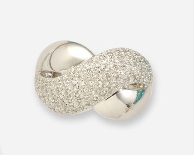 une image d'une bague en diamant sur fond blanc