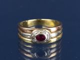 une image d'une bague en or avec une pierre en rubis