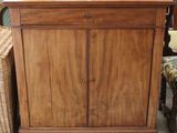 une armoire en bois surmontée d'un miroir