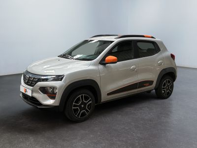 Le nouveau SUV Dacia est garé dans un showroom.