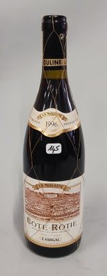des bouteilles de vin posées sur une table, sur fond blanc