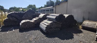 un tas de bûches posé par terre devant un bâtiment