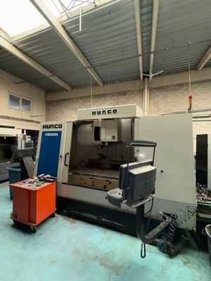 une grande machine installée dans une pièce