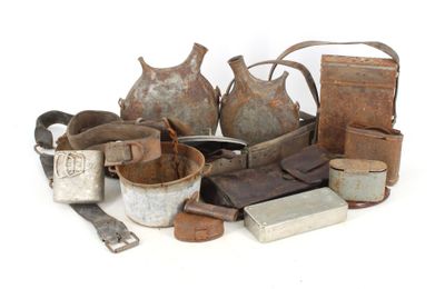 beaucoup de vieux objets qui traînent sur la table
