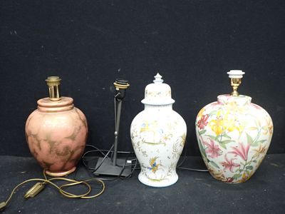 trois vases posés les uns à côté des autres sur une surface noire