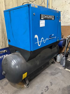 un compresseur bleu posé sur un chariot bleu