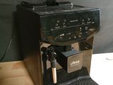 une machine à café noir posée sur une table en bois