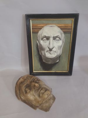un tableau représentant le visage d'un homme à côté d'une statue représentant un homme