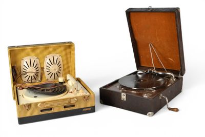 un tourne-disque à l'ancienne et une valise avec une horloge à l'intérieur