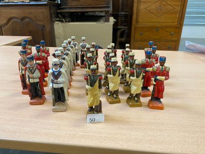 un grand nombre de figurines sur une table