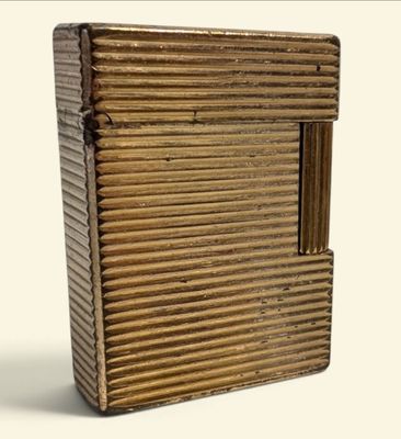 une petite boîte en bois dotée d'une fenêtre