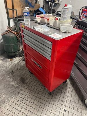 une photo d'un établi rouge dans un garage