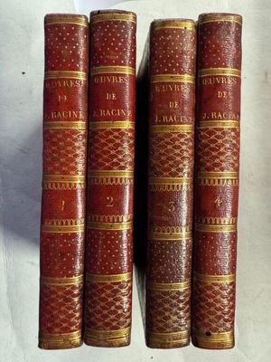 trois vieux livres posés l'un sur l'autre sur une table