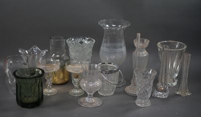 un grand nombre de vases en verre posés sur une table
