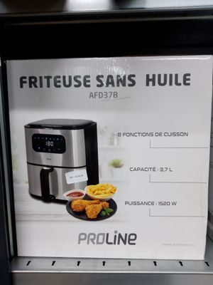 une boîte de frites sur une étagère du magasin