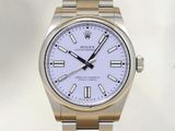 une montre en argent et en or avec un cadran blanc
